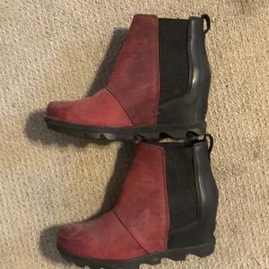 Sorel black and red wedge boots Sz 8.5
